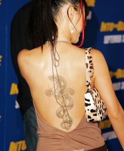 美女明星白灵背部个性纹身图案图片