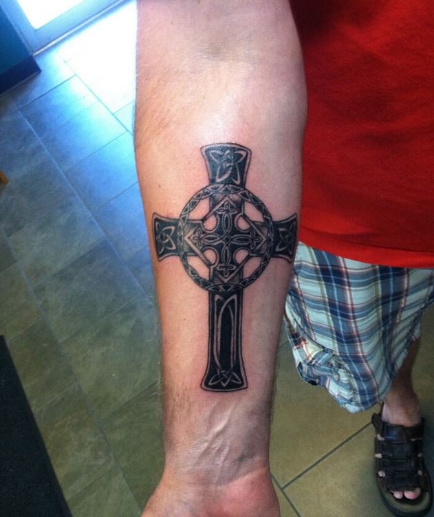 个性男子手臂十字架纹身图案大全图片
