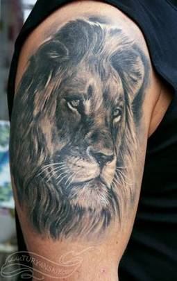 健壮男子手臂霸气狮子纹身图片