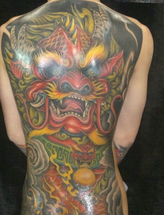 气宇轩昂的男子满背彩色火麒麟纹身图案图片