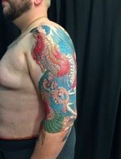 欧美男子手臂个性彩色麒麟纹身图片