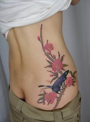 身体侧面蝴蝶花朵纹身图案欣赏图片