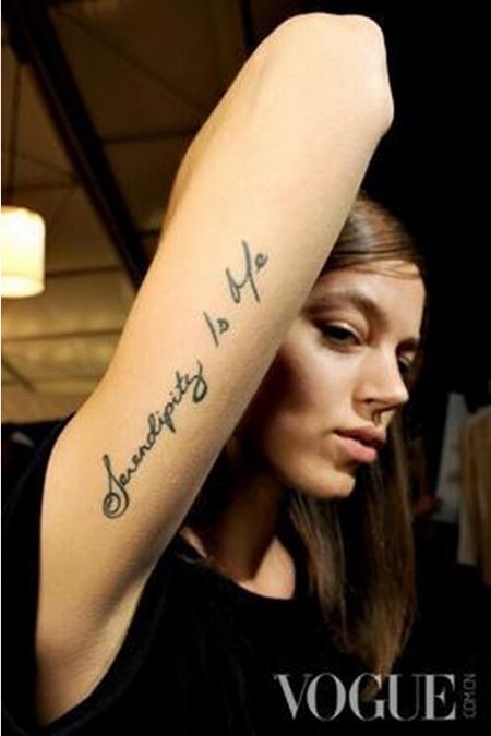 欧美女子手臂个性英文字母纹身图片
