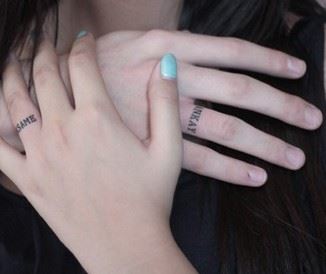 甜蜜的情侣手指字母纹身大全图片