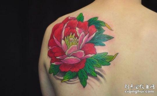 美丽的纹身肩部国花牡丹花图片