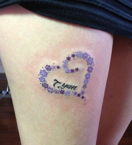 大腿处好看的花卉爱心纹身图片