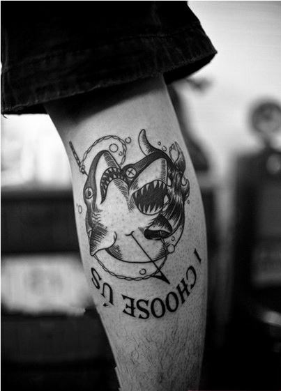 精选男生小腿黑白鲨鱼纹身图片