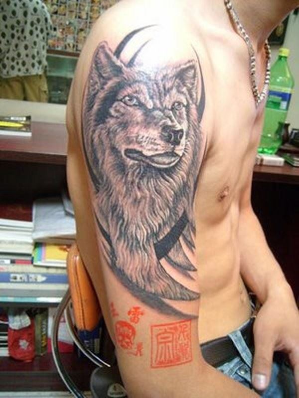 胳膊上令人生畏的凶悍狼纹身图片