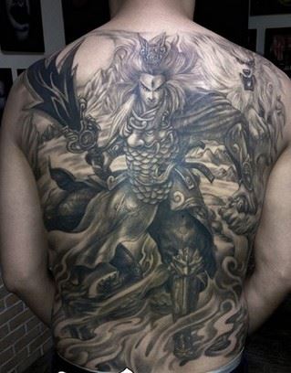 男子满背霸气的二郎神纹身图片