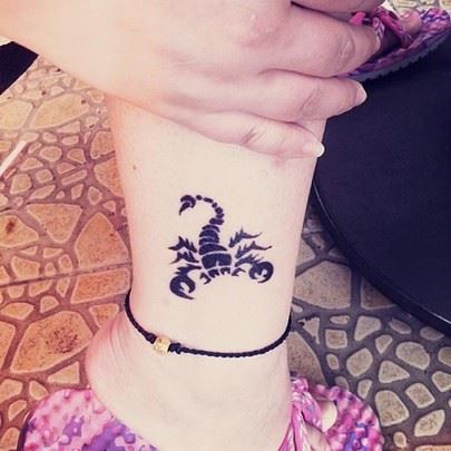 女子脚踝毒蝎子唯美型纹身图案图片