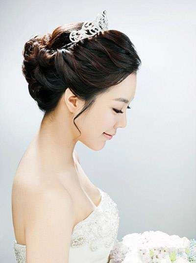 新娘皇冠发型如何扎 五款合适戴皇冠的新娘发型图片