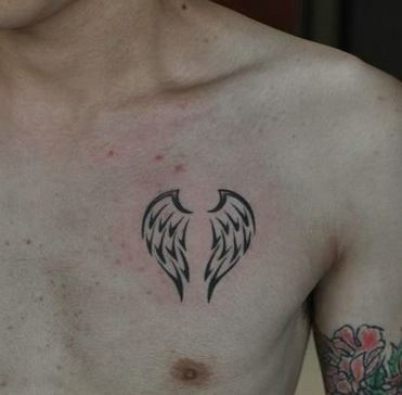 温文尔雅的男子胸部个性纹身图案图片