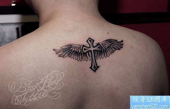 健壮男子背部十字架翅膀纹身图案图片