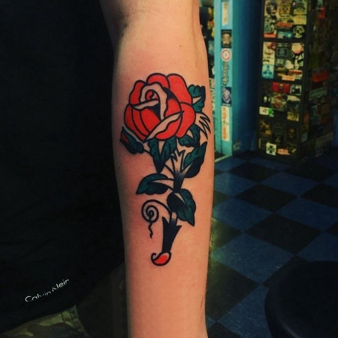 男生手臂漂亮的玫瑰花纹身图片