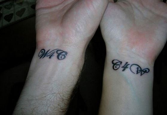两相情愿的情侣手腕英文字母纹身图片