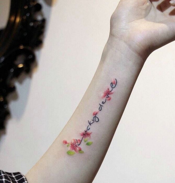 小清新英文与小花朵手腕纹身刺青图片