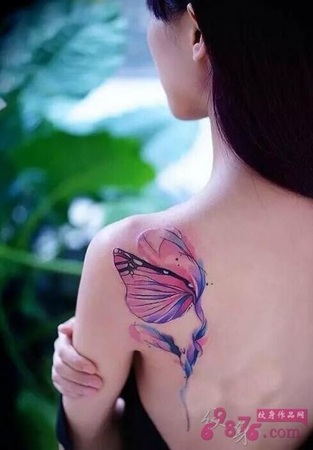 性感美女香肩美丽的蝴蝶花纹身图案图片