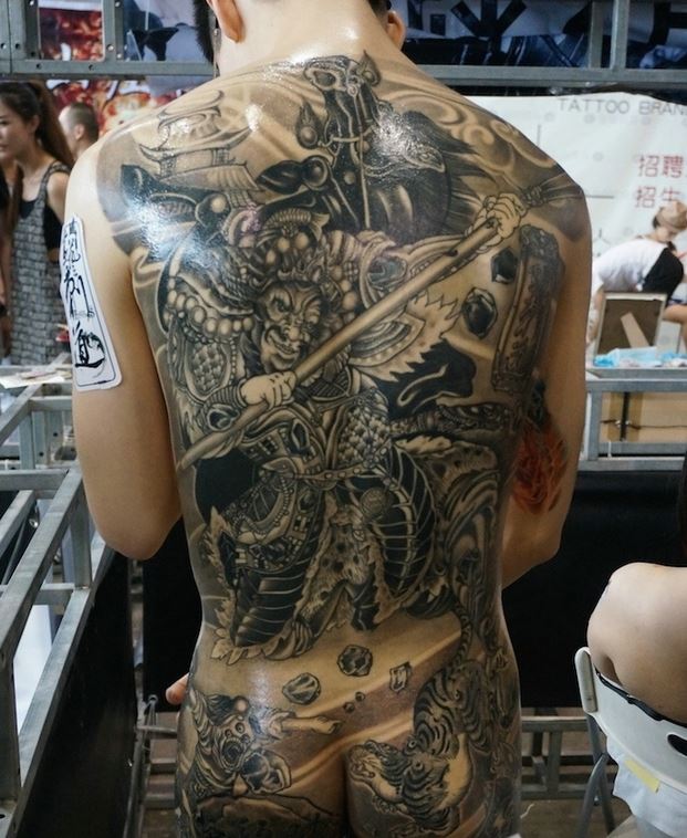 经典个性的黑白图腾刺青满背纹身图片