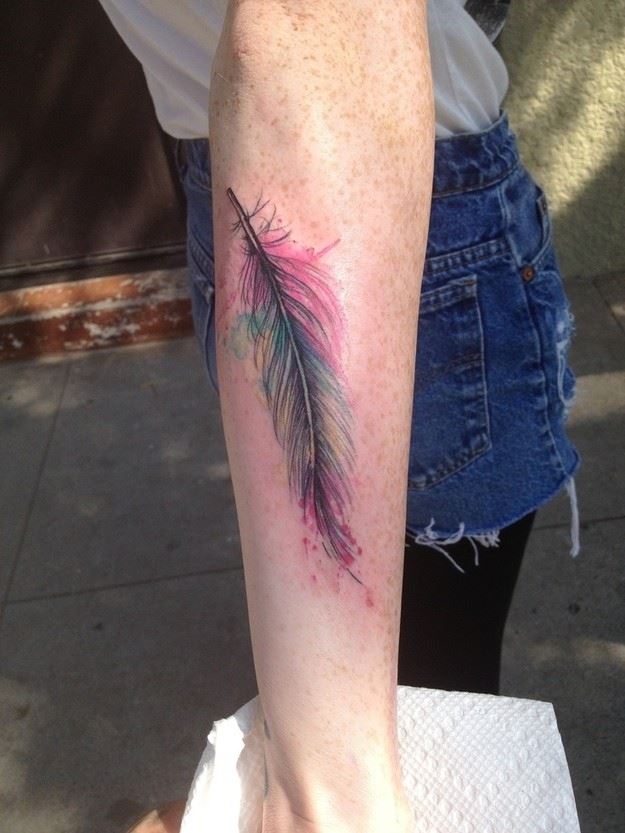 女生手臂彩色漂亮的羽毛纹身图案图片