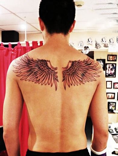 顶天立地的男子背部翅膀纹身图案图片