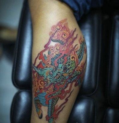 细腿男生腿部彩色麒麟个性纹身图片