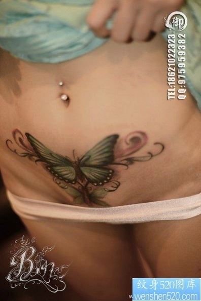 美女腹部好看的蝴蝶性感纹身图片