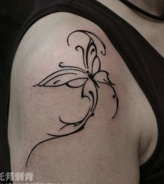 手臂好看流行的蝴蝶图腾纹身图片