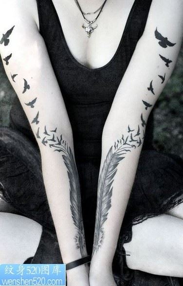 性感女生黑白个性手臂图腾纹身图案图片