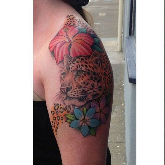 女子胳膊彩色豹子纹身图案欣赏图片
