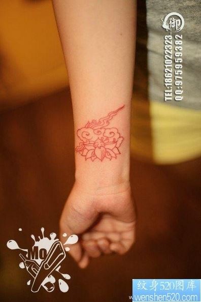 手臂小巧时尚的线条莲花纹身图片