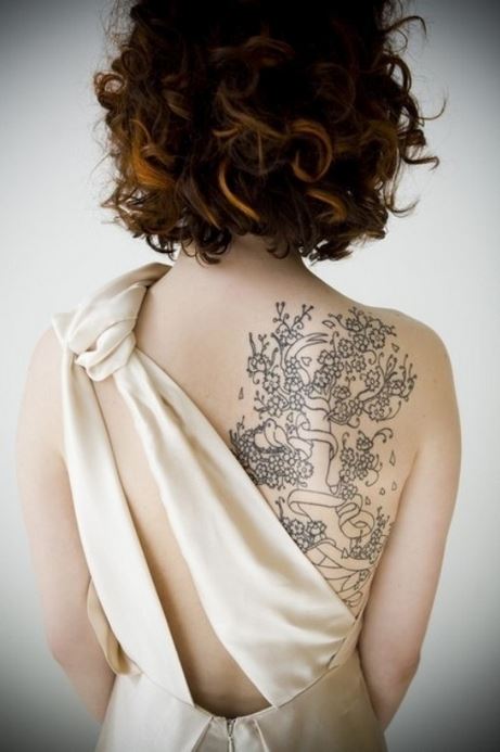 漂亮女子性感背部纹身图案欣赏图片