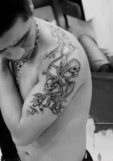 欧美个性型男黑白霸气花臂纹身图片