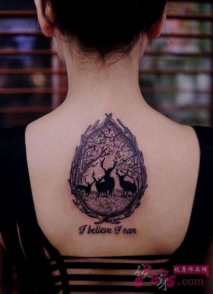 女子背部森林与鹿精致点刺纹身图片