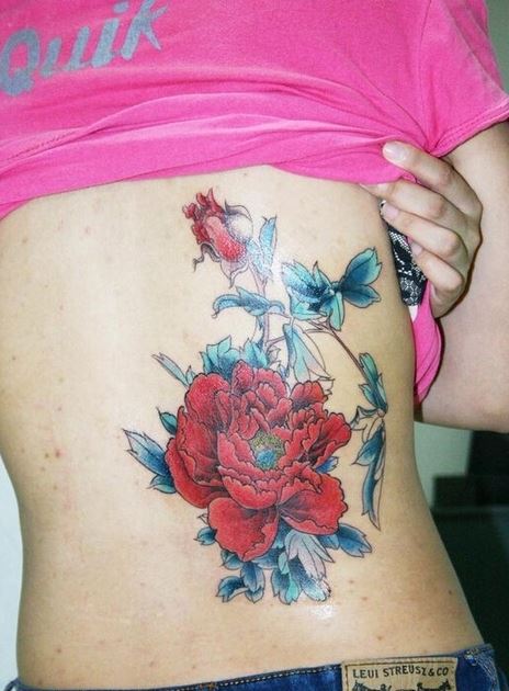 后腰玫瑰和牡丹花纹身图案赏析图片
