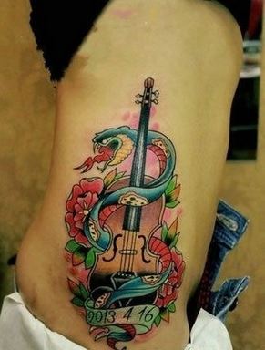男子身上彩色的吉他盘蛇腰部纹身图案图片