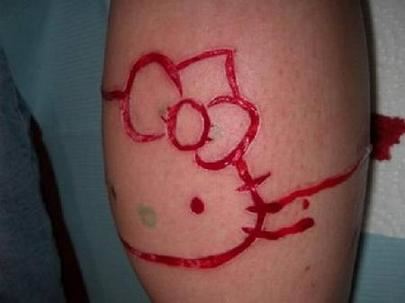 女生腿部超恐怖的自虐雕刻纹身图片