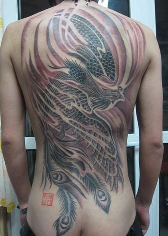 男子背部大气的凤凰满背纹身图片