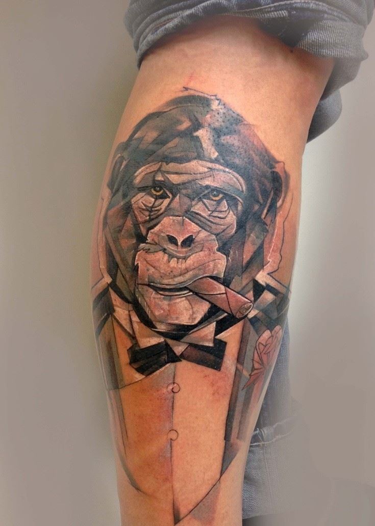 纹在小腿处黑白猩猩与烟斗很酷的纹身图案图片