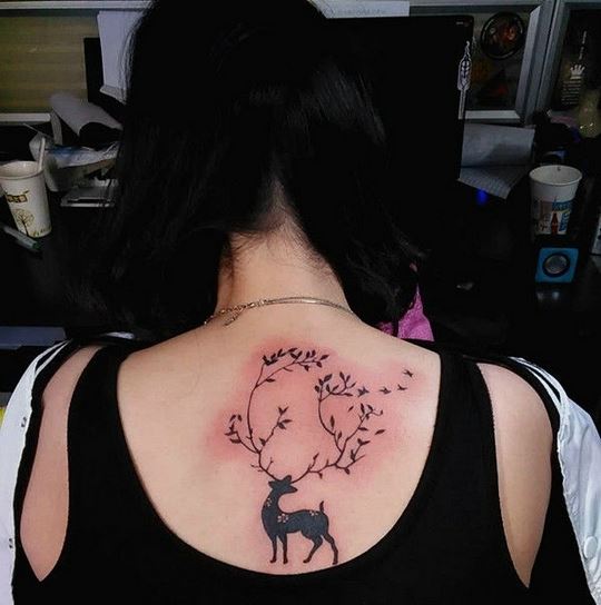 非主流女生背部小鹿唯美纹身图片