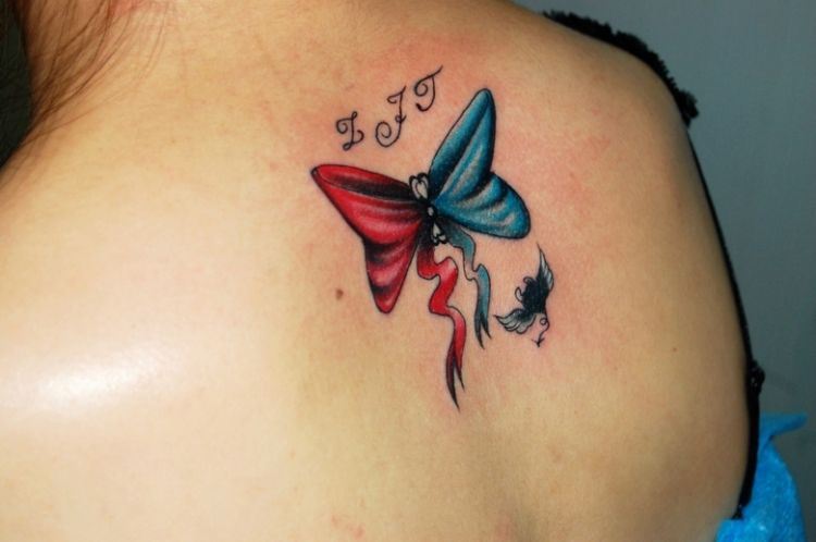 背部漂亮的蝴蝶结彩色纹身图案赏析图片