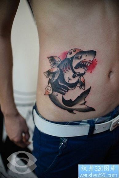 男生腹部时尚经典的彩色鲨鱼纹身图片