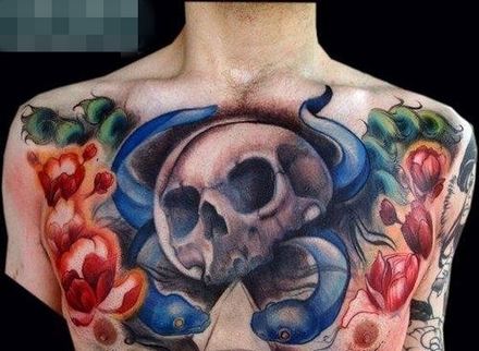 男人胸部炫酷的彩色骷髅纹身图案图片