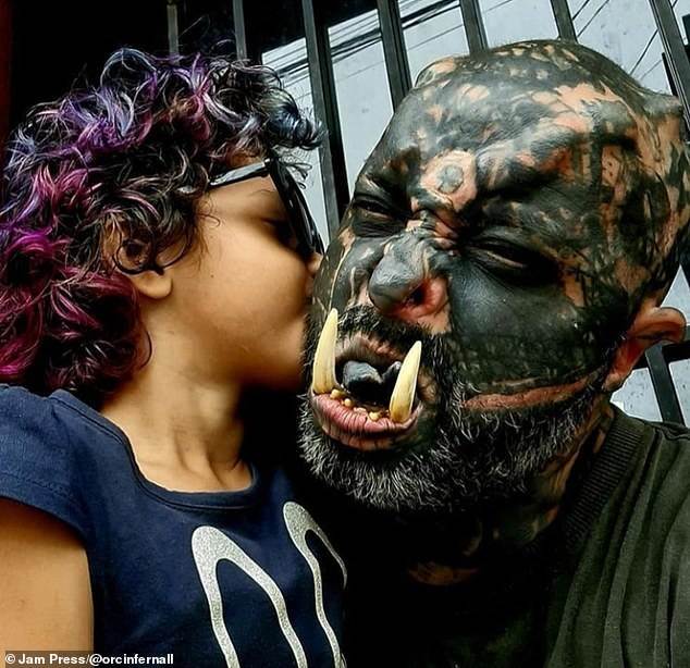 巴西男子全身85%是纹身，眼球舌头也有，为变“半兽人”镶獠牙
