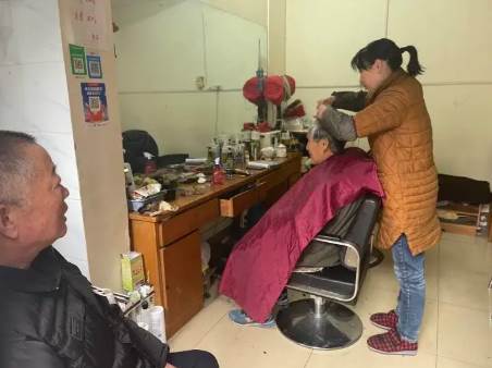 不充卡还能赊账！杭城“无名理发店”开了19年，老板娘：涨1元都纠结
