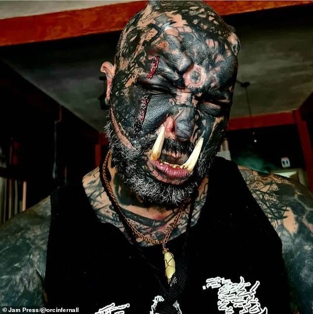 巴西男子全身85%是纹身，眼球舌头也有，为变“半兽人”镶獠牙