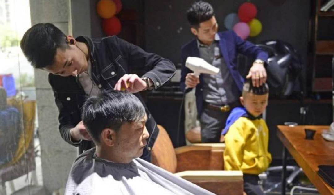 广西大叔开“免费理发店”，理发半年后赚了50万，靠的什么盈利？