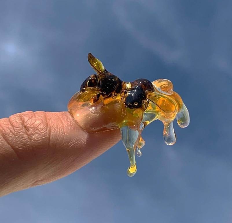 金卡戴珊御用美甲师用死蜜蜂做美甲 ，如今的美甲艺术有多狂野？