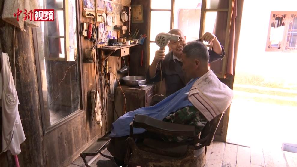铸铁理发椅、荡刀布、刮脸毛刷……这样的理发店，你见过吗？