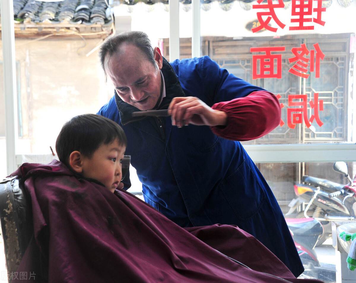 云南大哥开理发店，利用免费染发作“诱饵”，年赚100万，套路牛