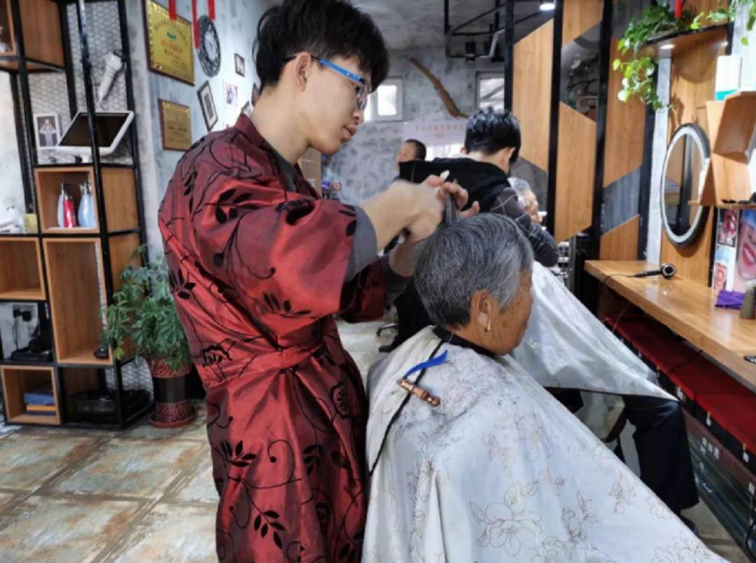 广东小伙开理发店，顾客第一次免费，却能年赚90万，不怕顾客不来